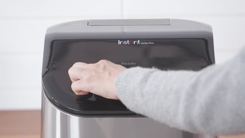 Instant Vortex Plus 6QT Air Fryer with Odor Erase Technology, 6-in-1 Functions that Crisps, Roasts, Broils, Dehydrates, Bakes & Reheats, 100+In-App Recipes, from the Makers of Instant Pot,1700W,Black