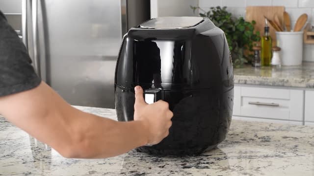 GoWISE USA 1700-Watt 5.8-QT 8-in-1 Digital Air Fryer with Recipe Book, Black